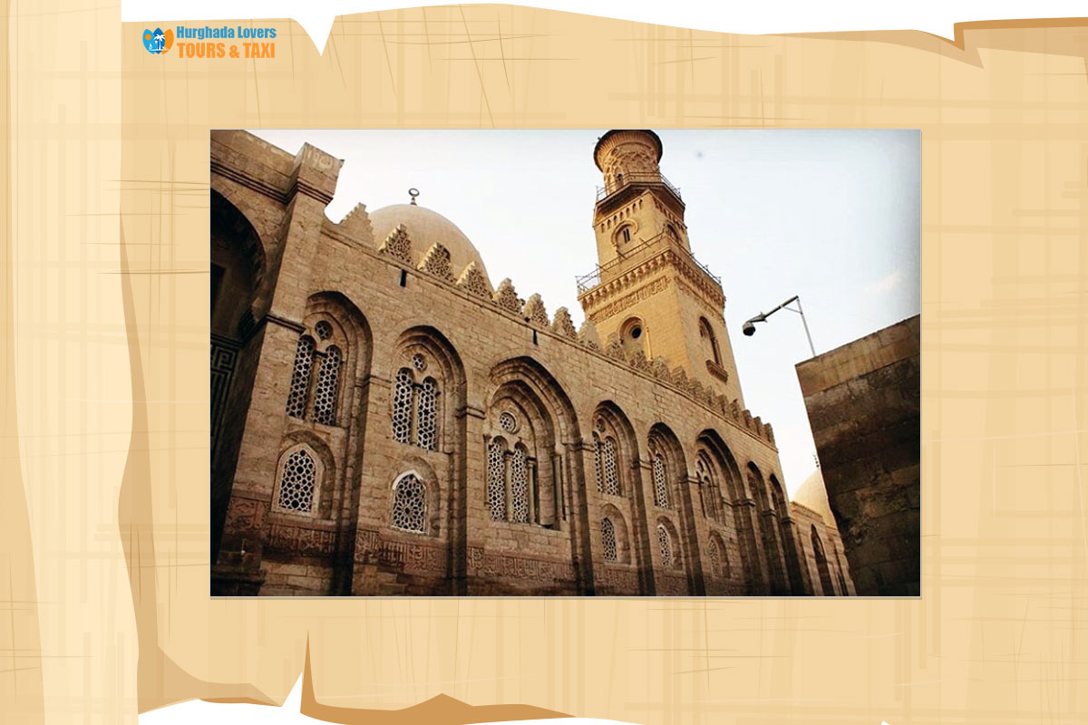 مجموعة السلطان المنصور قلاوون أو مسجد ومدرسة وقبة بيمارستان المنصور قلاوون في شارع المعز القاهرة مصر