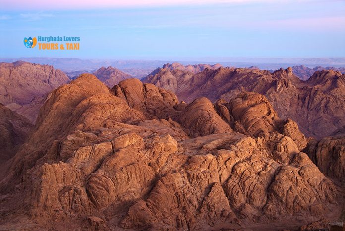 جبل موسى أهم المعالم السياحية الدينية في سيناء مصر والمعروف بطور سيناء
