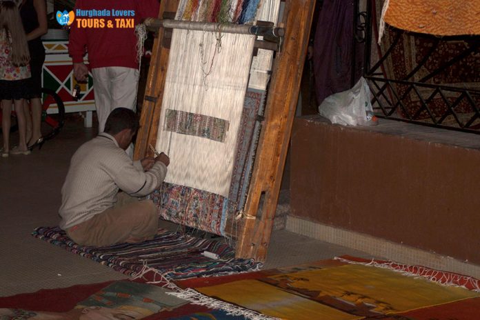 قرية الحرانية من أشهر القري في صناعة السجاد والكليم اليدوي في الجيزة مصر