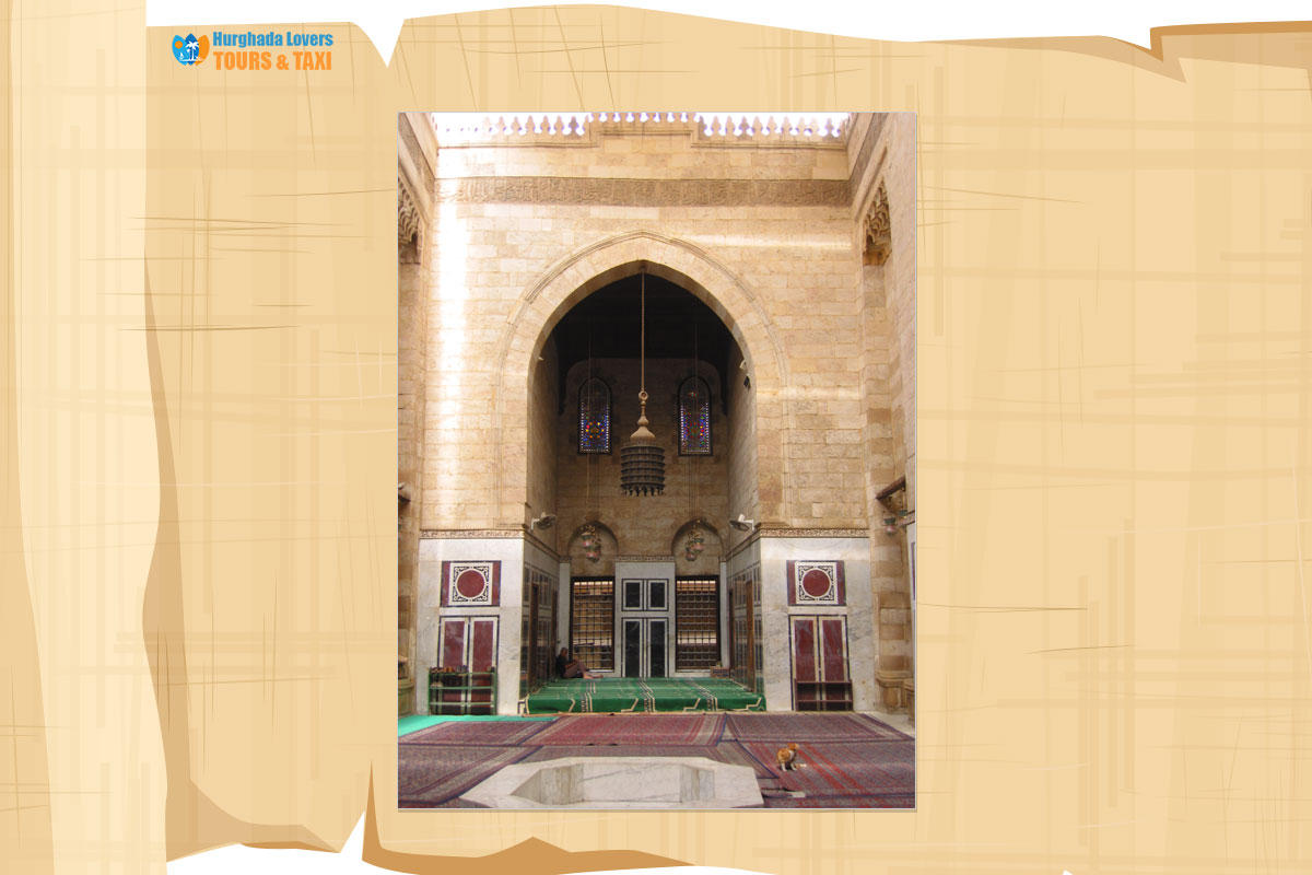 مسجد جمال الدين محمود الاستادار والمدرسة المحمودية في شارع الخيامية منطقة الدرب الأحمر القاهرة القديمة