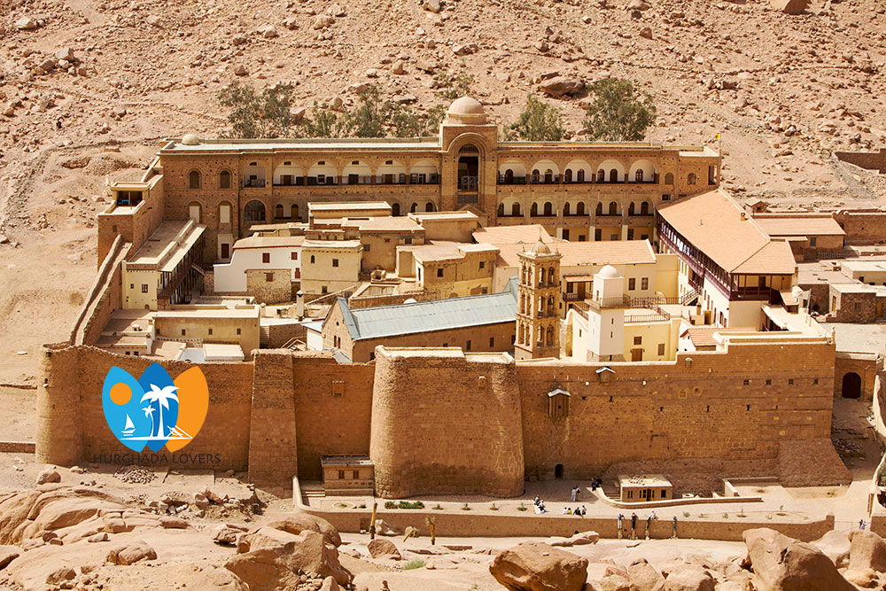 دير سانت كاترين تاريخ بناء اهم المعالم القبطية في جنوب سيناء مصر وما تحويه الدير مع مزارات سياحية