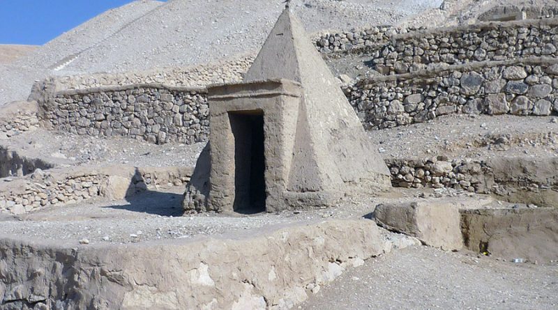 دير المدينة تاريخ بناء مدينة العمال الحرفيين في عهد الفراعنة في جبانة طيبة الجنائزية الأقصر مصر